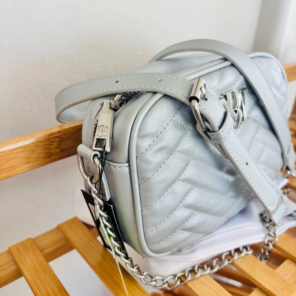 Badgley Mischka NWT Metallic Silver Quilted camera bag Crossbody with Chain - Picture 8 of 9